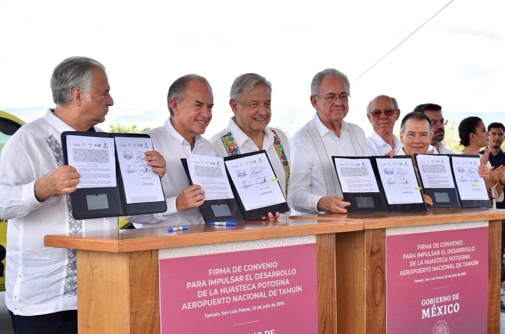 El presidente de México, Andrés Manuel López Obrador, durante la firma de Convenio para el Desarrollo de la Huasteca Potosina en el Aeropuerto Nacional de Tamuín, desde San Luis Potosí.