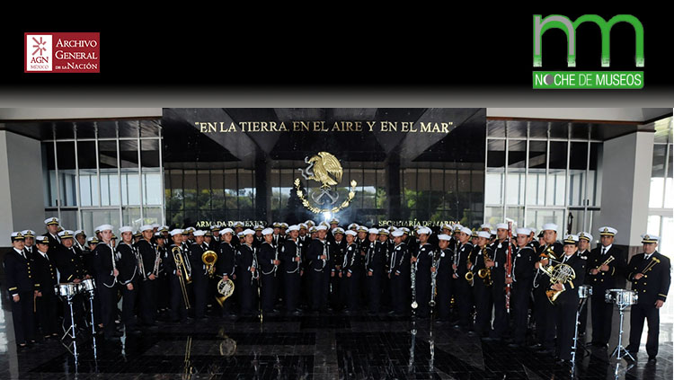 Integrantes de la banda sinfónica del ejército y la marina vistiendo trajes de gala y portando sus instrumentos musicales