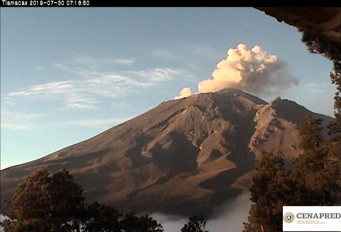 En las últimas 24 horas por medio de los sistemas de monitoreo del volcán Popocatépetl, se identificaron 148 exhalaciones, 6 explosiones, 1 sismo, 328 min tremor y 424 min de exhalaciones continuas.