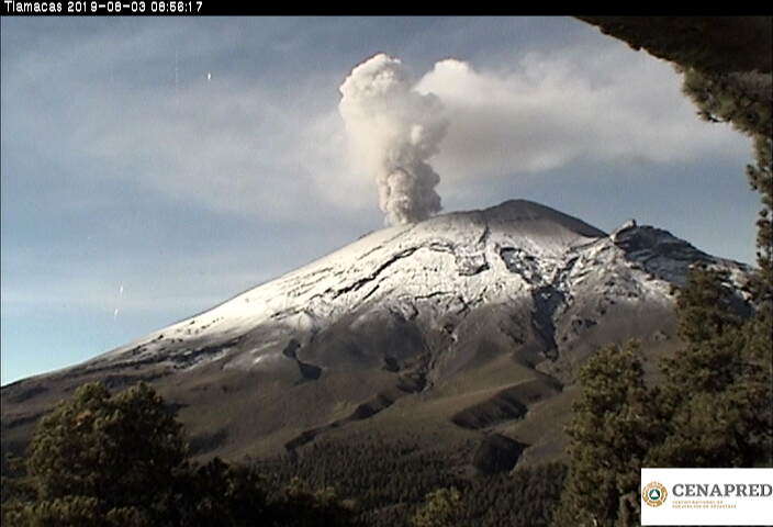 En las últimas 24 horas por medio de los sistemas de monitoreo del volcán Popocatépetl se identificaron 101 exhalaciones y 363 minutos de tremor, acompañados por la emisión de gases volcánicos y en ocasiones de ceniza.