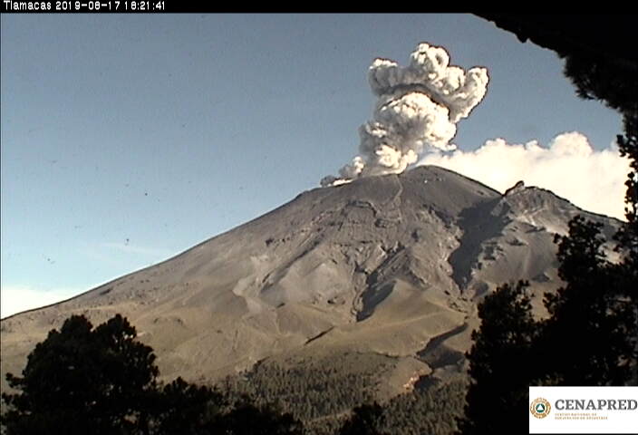 En las últimas 24 horas por medio de los sistemas de monitoreo del volcán Popocatépetl se identificaron 271 exhalaciones, acompañadas de vapor de agua, gas y bajas cantidades de ceniza. Además, se registraron tres explosiones  moderadas.