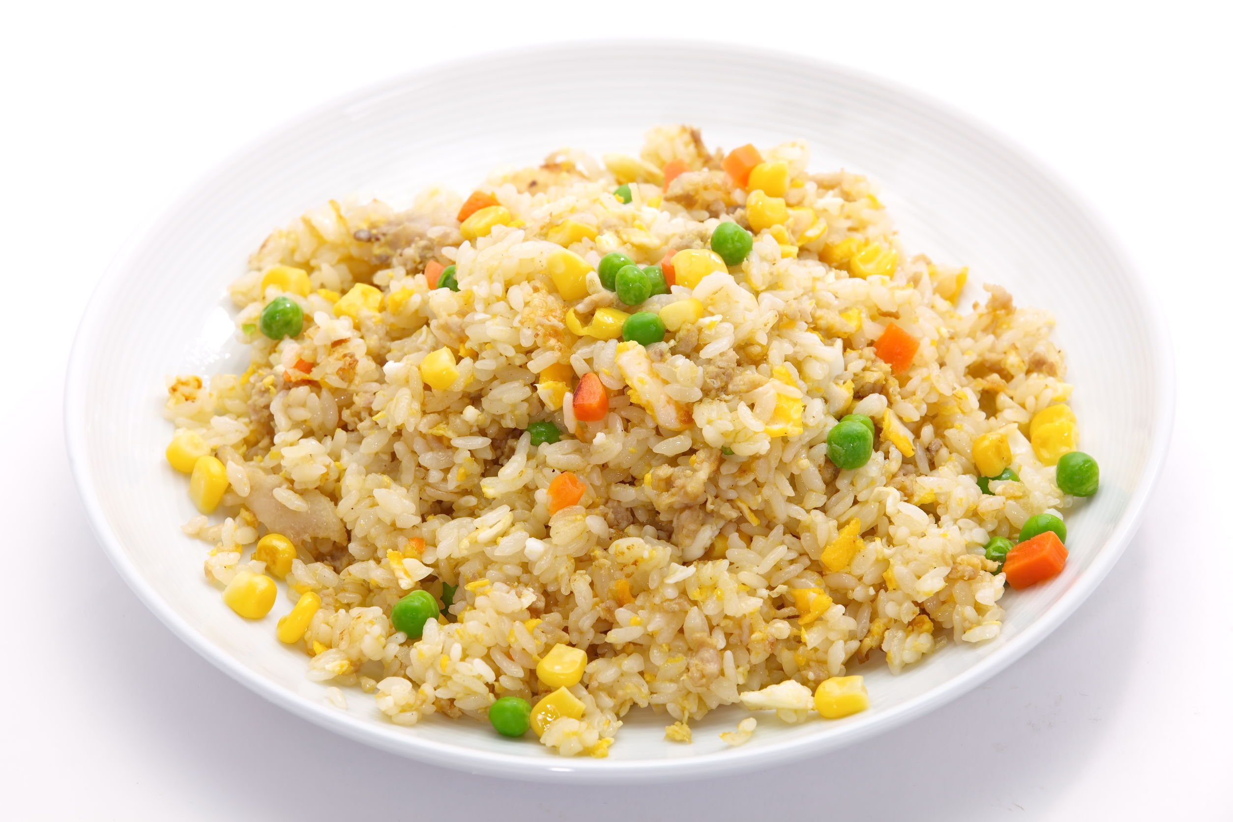 Es el que se obtiene después del descascarillado y posterior blanqueo y pulido del grano de arroz. Es la variedad más consumida, pero presenta menos vitaminas y proteínas que el arroz integral. 