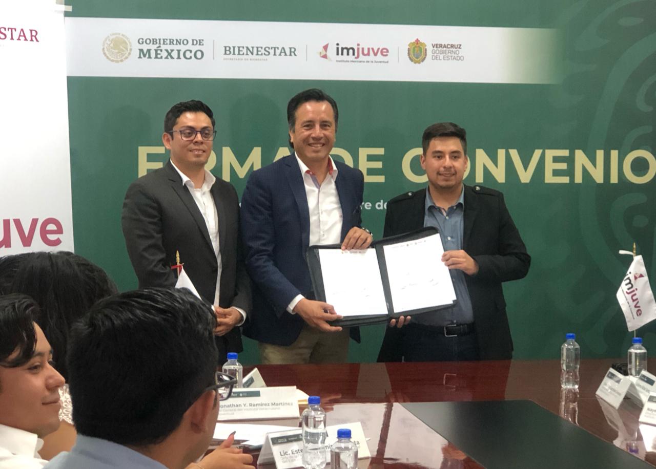 Firma de convenio entre el Imjuve y el gobierno de Veracruz.