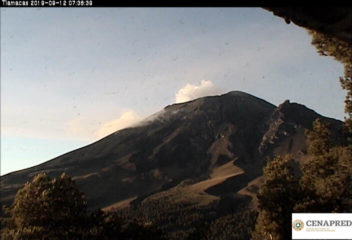 Por medio de los sistemas de monitoreo del volcán Popocatépetl se identificaron 296 exhalaciones, acompañadas de ligeras cantidades de ceniza seis explosiones menores el día de hoy, un VT y 418 minutos de tremor.