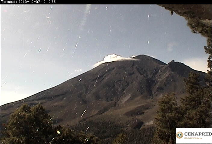 Por medio de los sistemas de monitoreo del volcán Popocatépetl se identificaron 153 exhalaciones, acompañadas de gases y ligeras cantidades de ceniza. Además, se registraron tres explosiones moderadas.