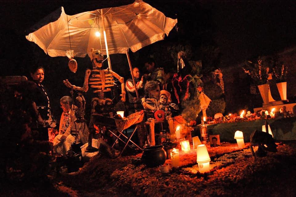 En el interior de un bosque de pino y encino que se encuentra al sur de la Ciudad de México,  se sitúa la población San Antonio Tecomitl, una de las poblaciones con más tradiciones durante la celebración del Día de Muertos