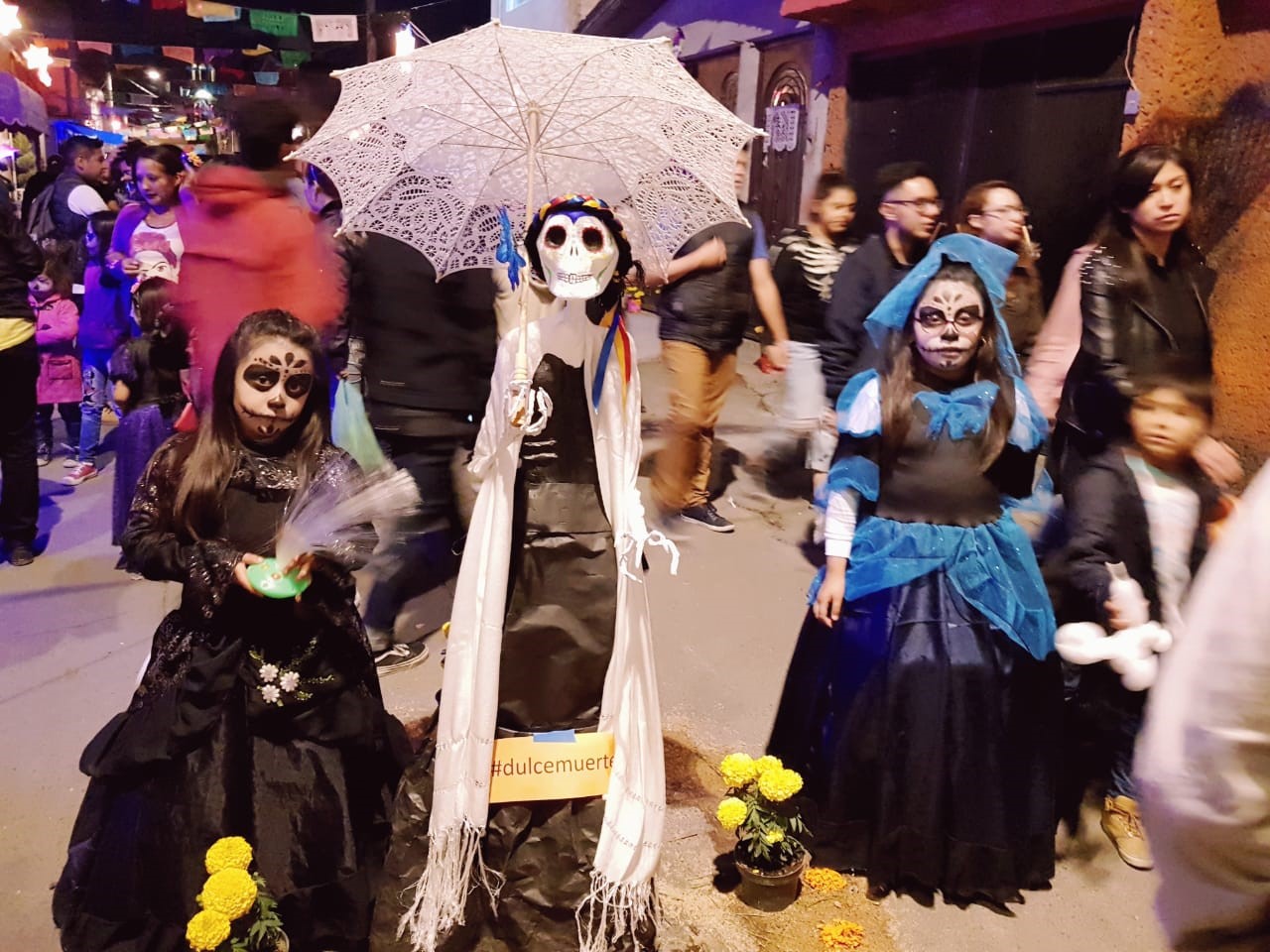 Festejo del tradicional día de muertos en San Andrés Mixquic, alcaldía de Tláhuac, Ciudad de México.