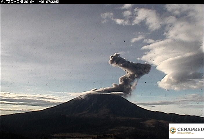Por medio de los sistemas de monitoreo del volcán Popocatépetl se identificaron 301 exhalaciones, las cuales fueron acompañadas por vapor de agua, gas y ligeras cantidades de ceniza.  Así mismo, se identificaron 118 minutos de tremor.