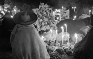 Hombre indígena vela una tumba en la noche de muertos, por Nacho López.