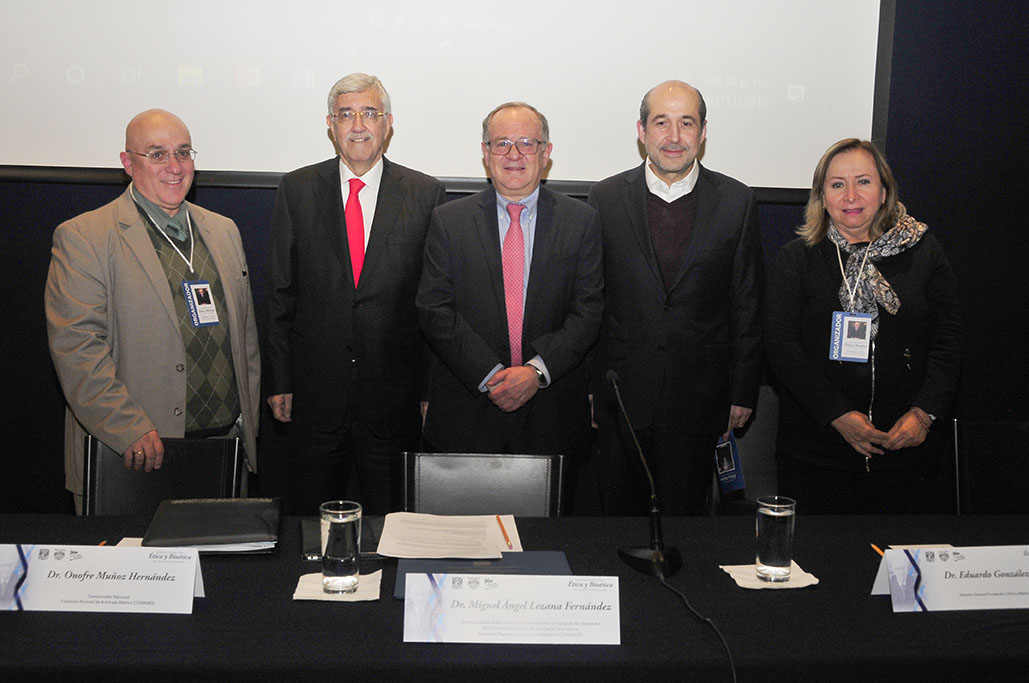 Dr. Onofre Muñoz Hernández, el Dr. Eduardo González Pier, el Dr. Gustavo Olaiz Fernández, Dra. Laura Maria Diaz Guzmán y Dr. Miguel Ángel Lezana Fernández.