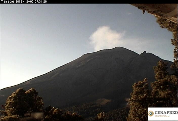 Por medio de los sistemas de monitoreo del volcán Popocatépetl, en las últimas 24 horas se identificaron 156 exhalaciones, acompañadas de vapor de agua y gases. 