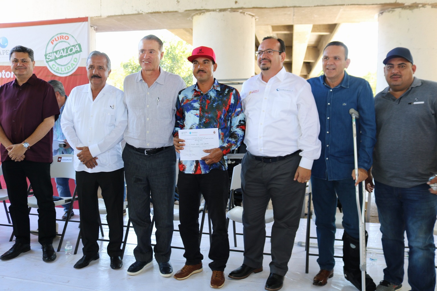 El titular de la Conapesca, Raúl Elenes Angulo, y el gobernador de Sinaloa, Quirino Ordaz Coppel, entregaron motores marinos, pangas, hieleras y sistemas GPS.
