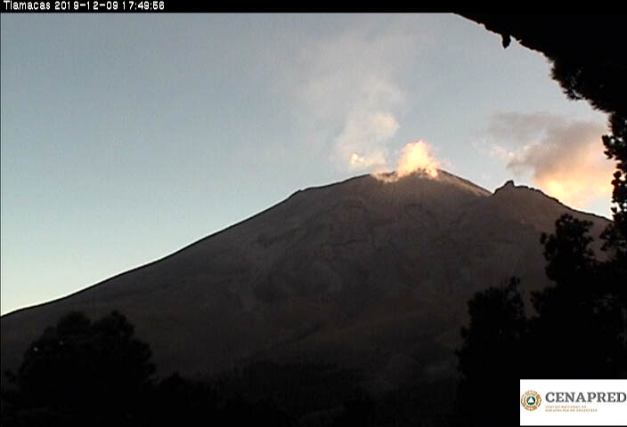 Por medio de los sistemas de monitoreo del volcán Popocatépetl se identificaron 118 exhalaciones, 93 minutos de tremor y cuatro eventos volcanotectónicos