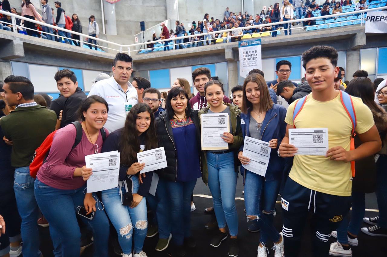 Estudiantes de la UAZ con Leticia Ánimas, Coordinadora Nacional de Becas Benito Juárez.