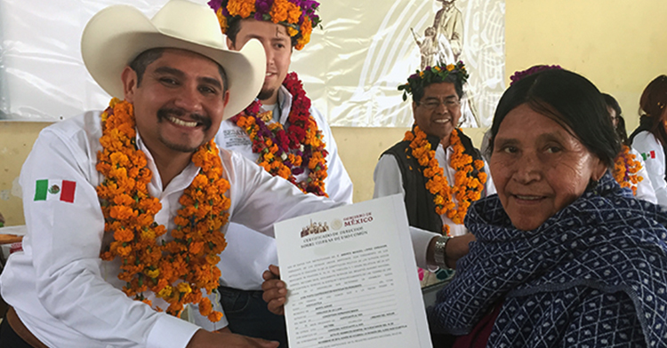 El Comisionado del RAN en Veracruz, Ulises Chávez Flores, entrega documento del Gobierno de México a Doña Herlinda.