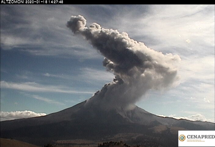Por medio de los sistemas de monitoreo del volcán Popocatépetl se identificaron 155 exhalaciones y 296 minutos de tremor, que han sido acompañados por la emisión gases volcánicos y ceniza.