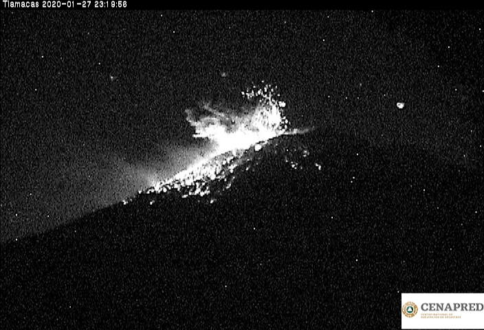 Por medio de los sistemas de monitoreo del volcán Popocatépetl se identificaron 78 exhalaciones, además de dos explosiones registradas ayer a las 23:18 y 23:55 h, un sismo volcanotectónico y 563 minutos de tremor.