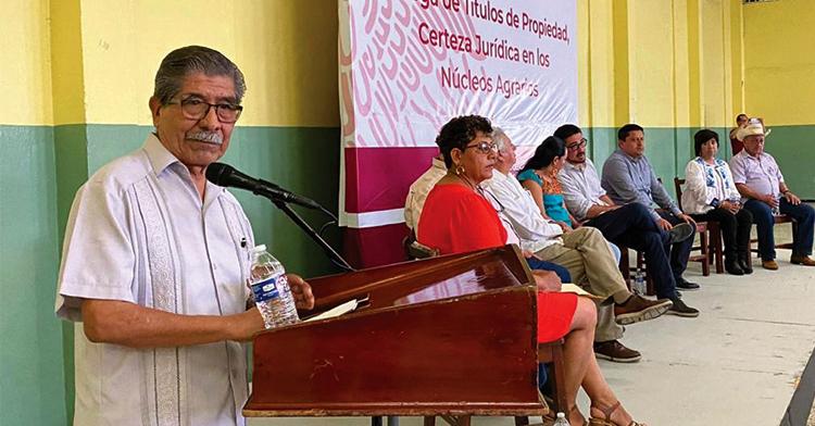  El director en jefe del RAN, Plutarco García Jiménez, dirige un discurso a ejidatarios de Papantla, Veracruz.