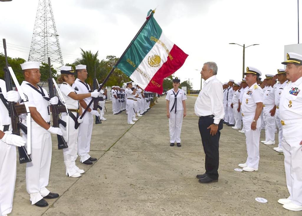 El presidente de México, Andrés Manuel López Obrador, durante la ceremonia de Abanderamiento de las Dragas Montebello ADR-18 y Morelos ADR-19, desde Tabasco.