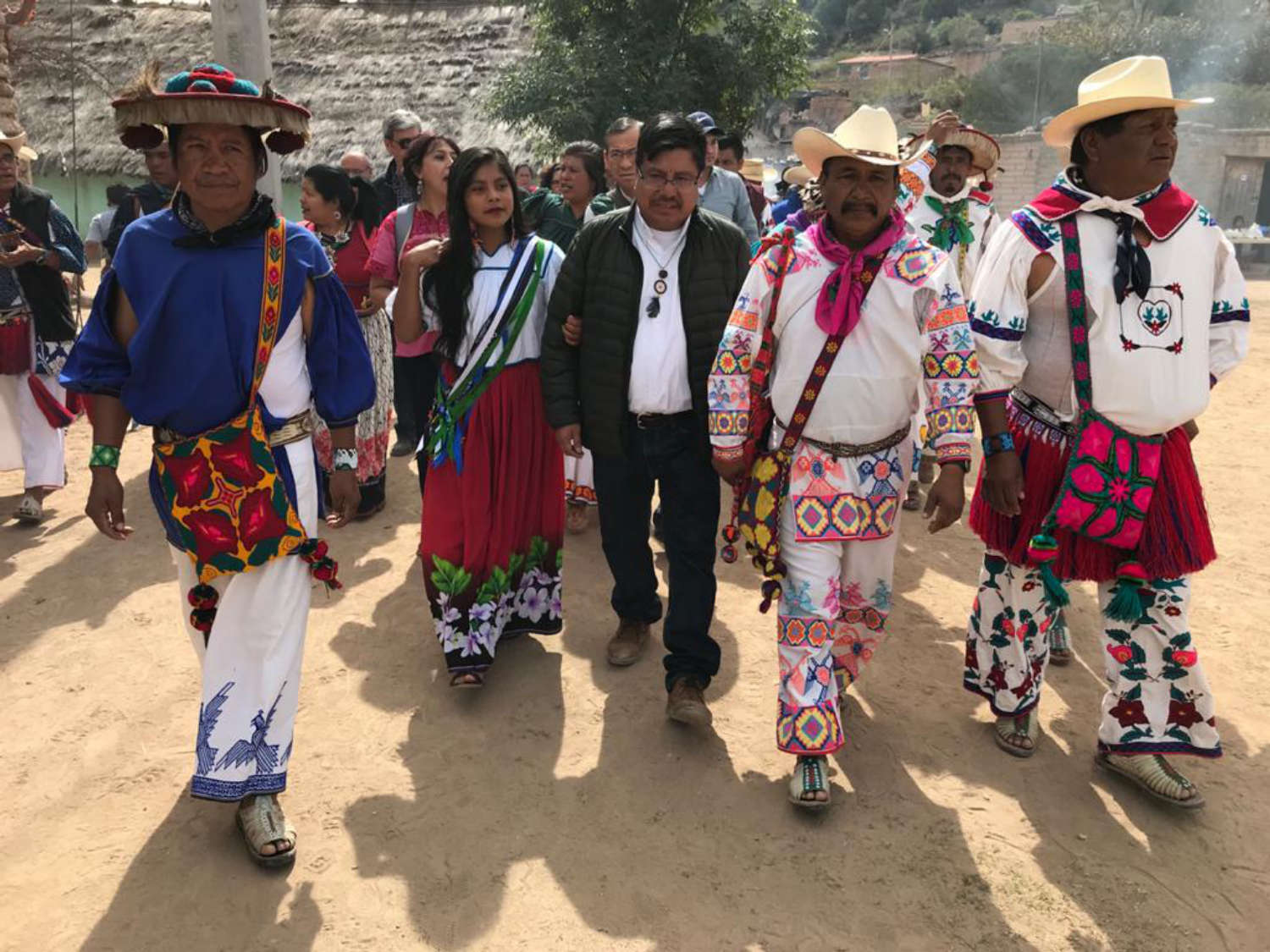 Encuentro histórico entre el pueblo wixárika de Santa Catarina Cuexcomatitlán y el Gobierno de México