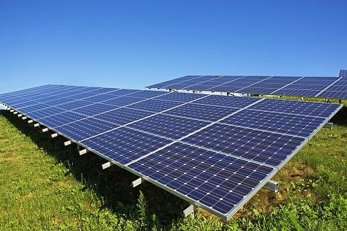 Las energías renovables permiten crear granjas solares, microturbinas eólicas, microhidroeléctricas, biodigestores, etcétera mediante empresas públicas y/o privadas gestando, por ejemplo, centrales termosolares.
