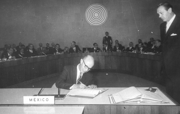 Ex canciller Alfonso García Robles firmando el Tratado de Tlatelolco.