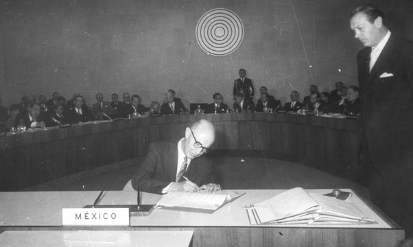 Ex canciller Alfonso García Robles firmando el Tratado de Tlatelolco.