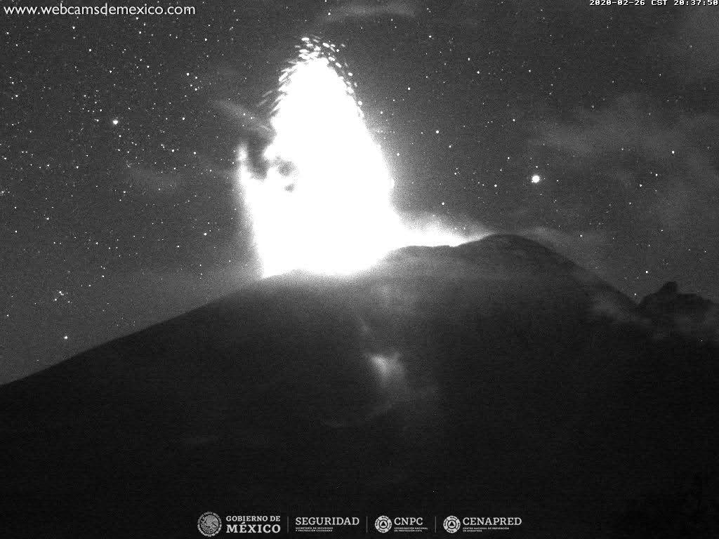 En las últimas 24 horas mediante los sistemas de monitoreo del volcán Popocatépetl se identificaron 145 exhalaciones. Las emisiones presentaron contenido bajo de ceniza y se dispersaron al este noreste. 