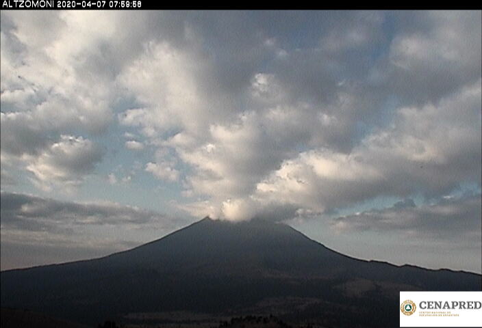 En las últimas 24 horas, mediante el sistema de monitoreo del volcán Popocatépetl se identificaron 130 exhalaciones, una explosión menor, tres sismos vulcanotectónicos  y 281 minutos de tremor.