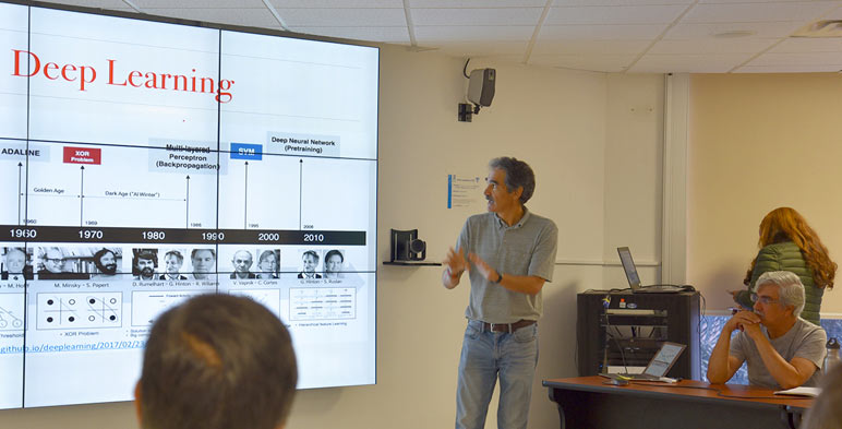 Doctor Eduardo Morales Manzanares, investigador del INAOE, realiza investigación en aprendizaje computacional y robótica.