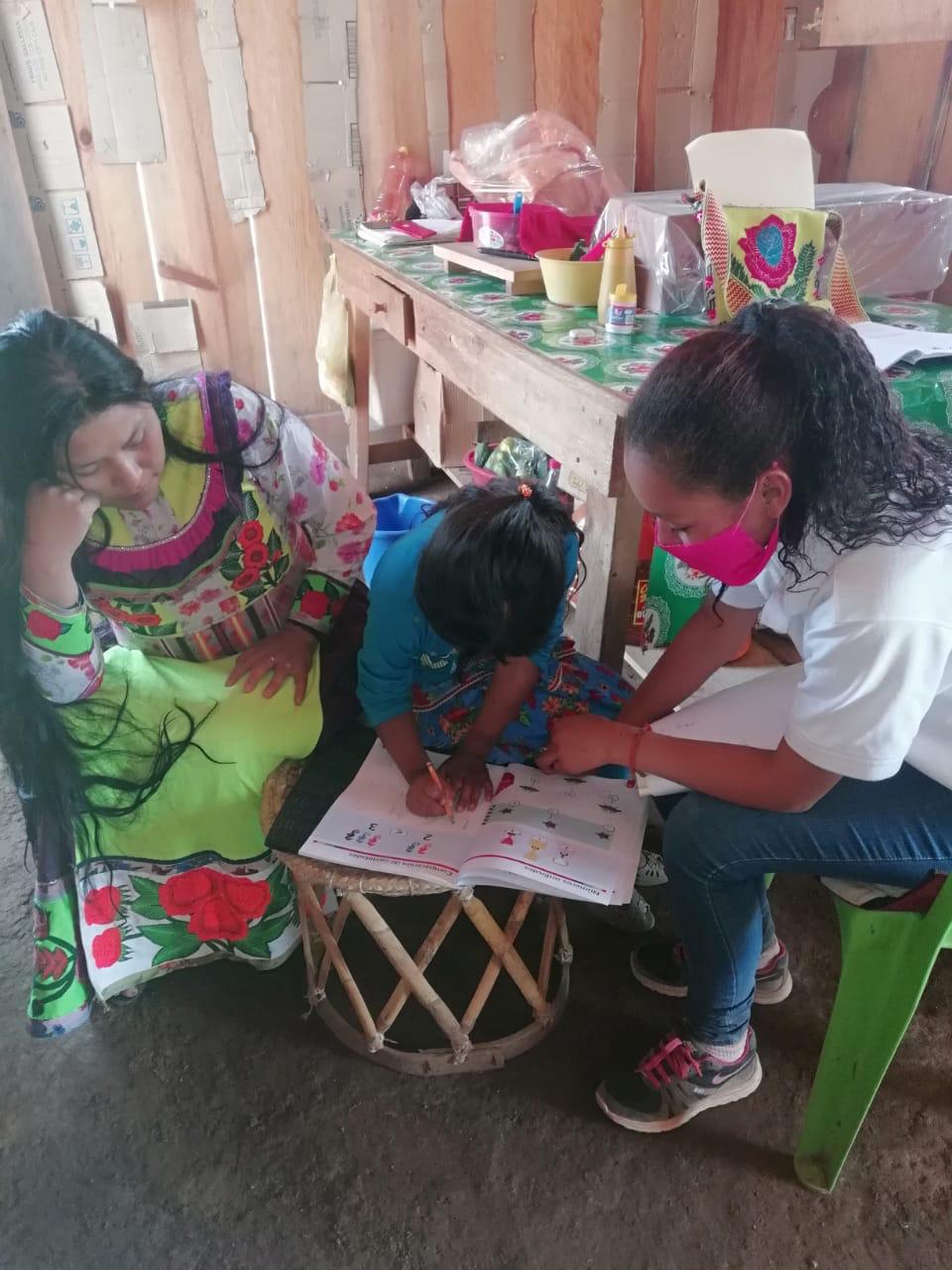 Madre de familia trabajando con su hija con el Programa Aprende en Casa.