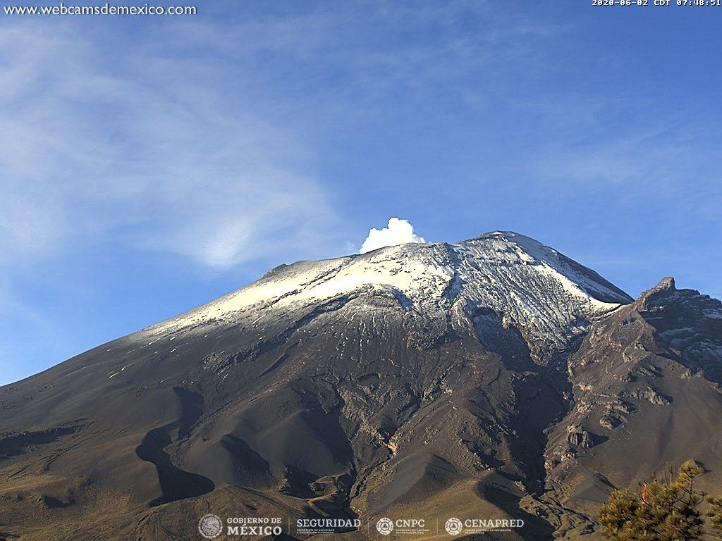 En las últimas 24 horas, mediante el sistema de monitoreo del volcán Popocatépetl se identificaron 244 exhalaciones acompañadas de gases volcánicos y en ocasiones de ligeras cantidades de ceniza, 117 minutos de tremor y un VT.