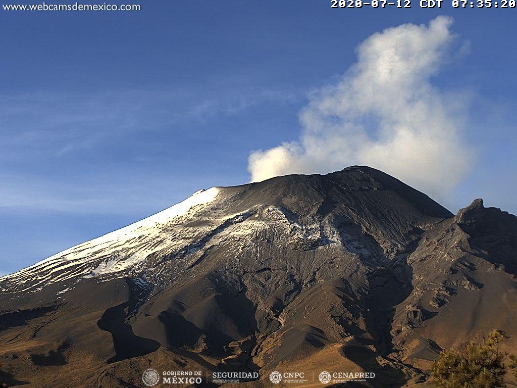 En las últimas 24 horas, mediante el sistema de monitoreo del volcán Popocatépetl se identificaron 94 exhalaciones acompañadas de gases volcánicos y en ocasiones de ligeras cantidades de ceniza y 135 minutos de tremor.