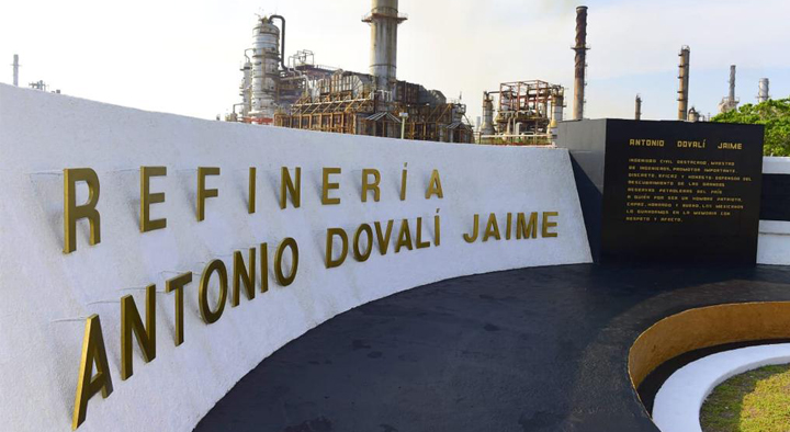 Fotografía de la refinería Antonio Dovalí Jaime