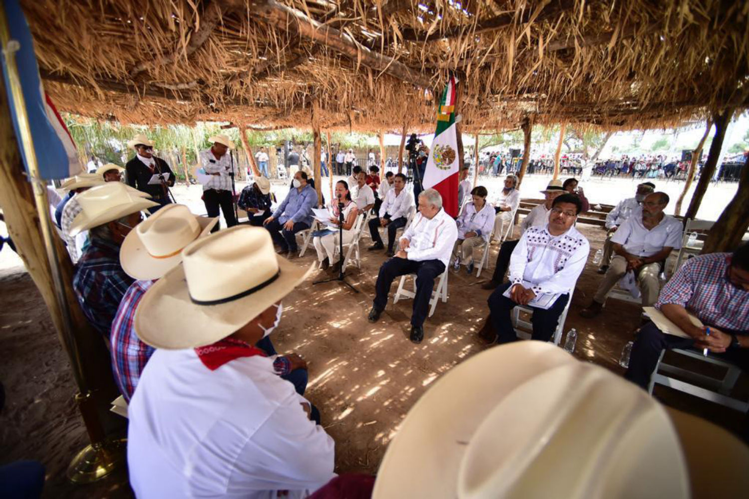 En Vícam, presidente López Obrador suscribe histórico decreto que constituye la Comisión de Justicia del Pueblo Yaqui.