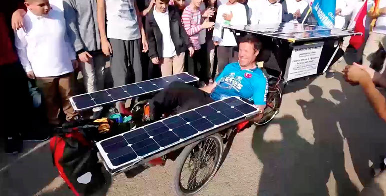 David Ligouy viaja desde noviembre de 2019 por algunas partes del mundo en su bicicleta solar, promoviendo los ODS.
