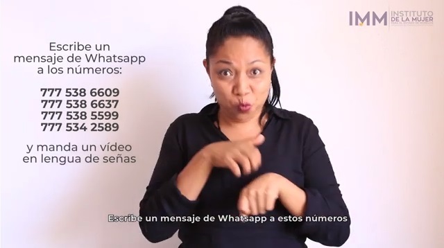 Mujer que da información en lengua de señas mexicanas