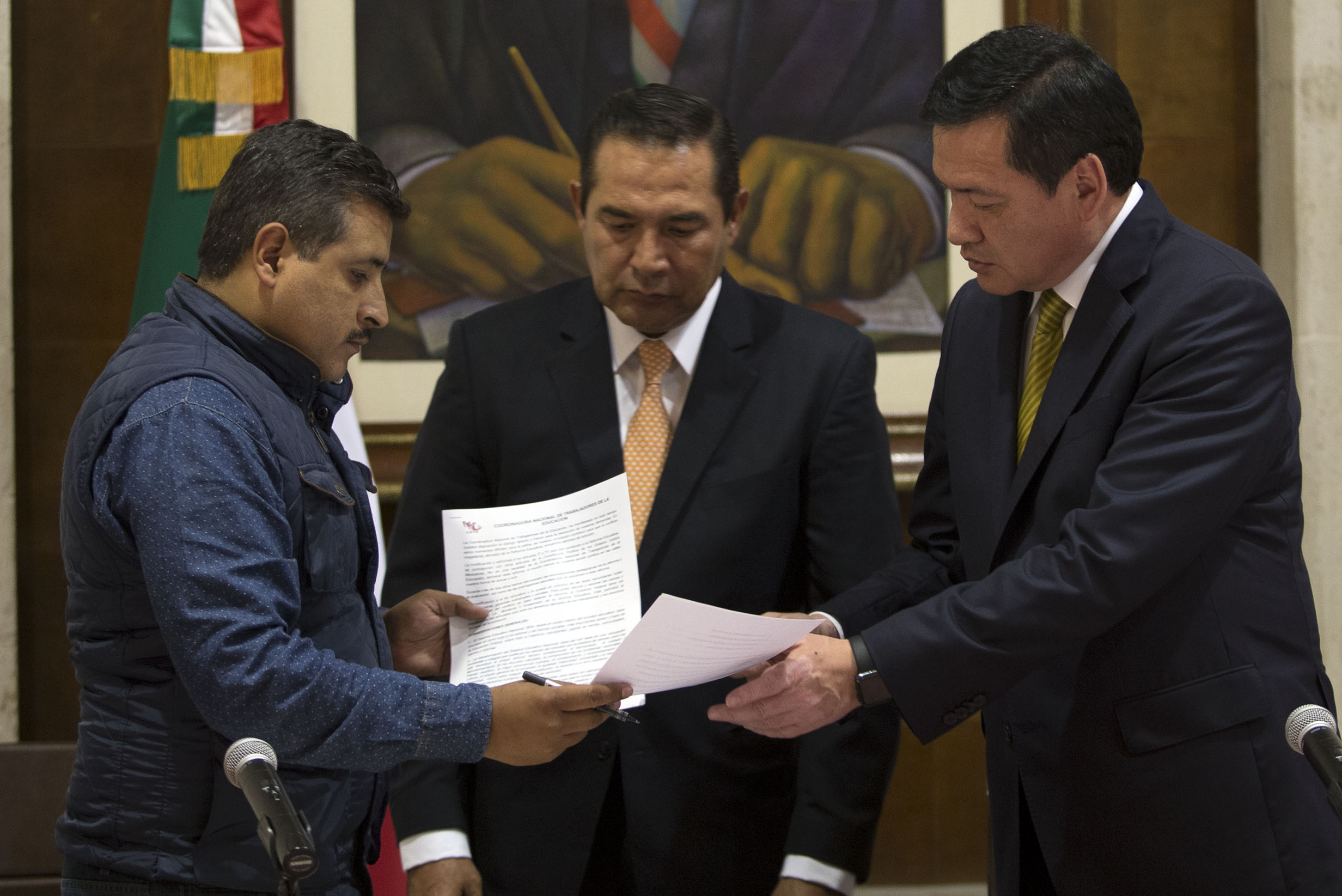 El Secretario de Gobernación, con el Subsecretario Luis Miranda Nava, entrega documento a integrantes de la SNTE  - CNTE 