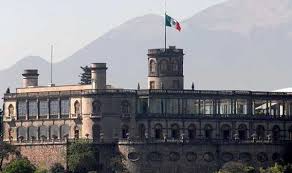 Ocupa nuevamente las instalaciones del Alcázar de Chapultepec.