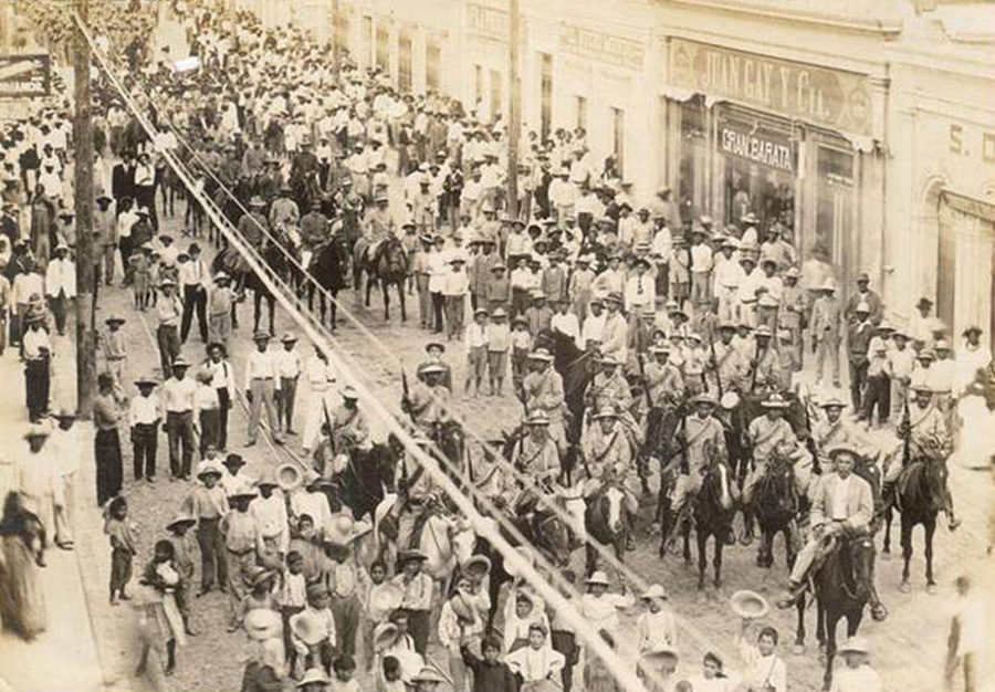 Carranza hizo su entrada triunfal a la Ciudad de México, resguardada desde ese momento por tropas constitucionalistas.
