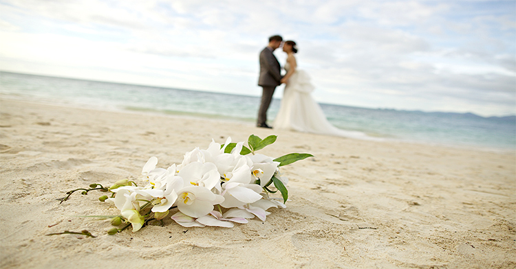 Las bodas en la playa están consideradas dentro de la categoría de bodas de destino, en las que una pareja decide casarse y celebrarlo en un lugar al que la pareja y sus invitados tendrán que viajar.