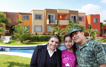 Se muestra una familia con el militar uniformado y de fondo una unidad habitacional.