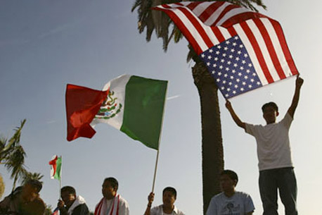 Jóvenes con bandera de Mexico y Estados Unidos