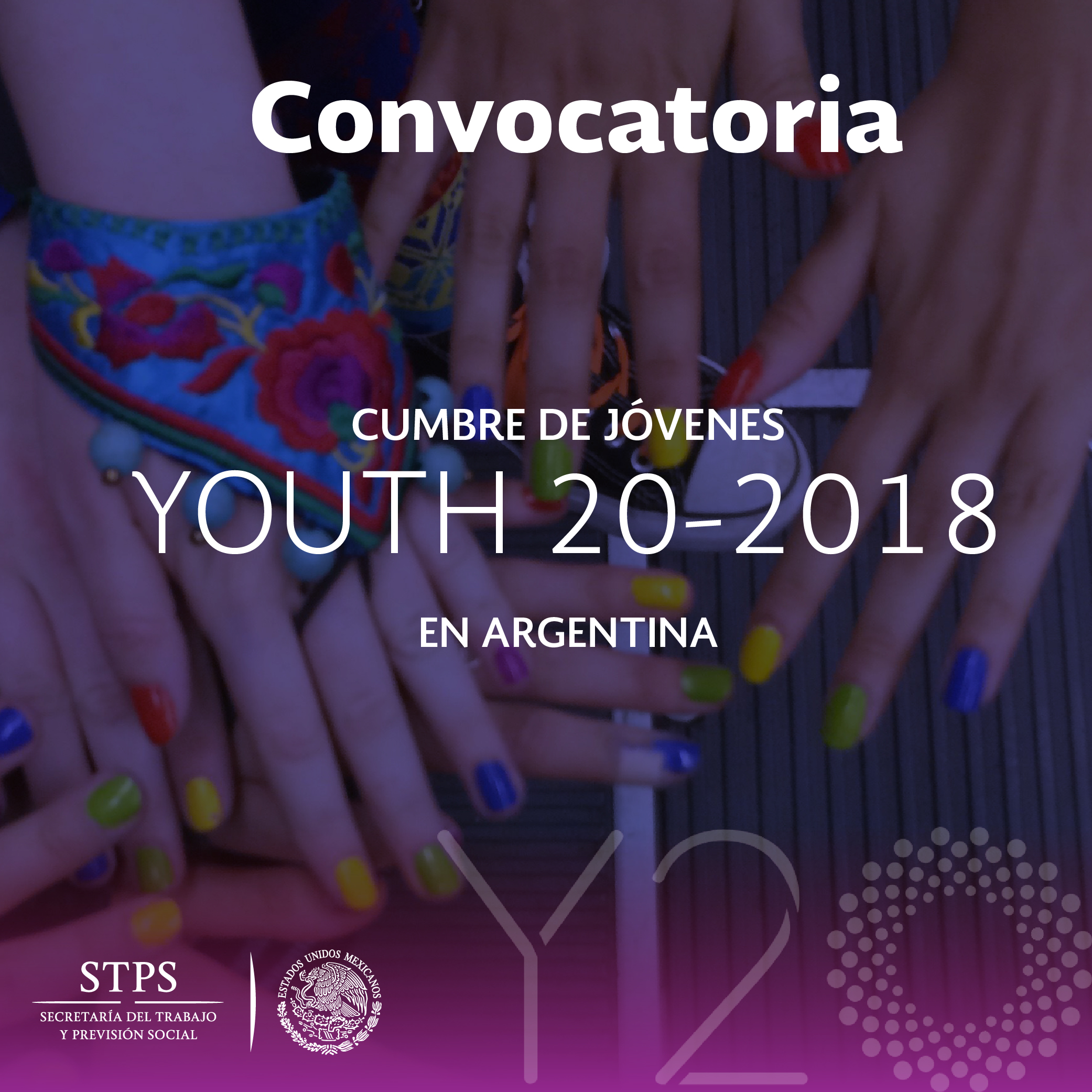 Manos de jóvenes que representan a los posibles delegados que México enviará a la Cumbre de Jóvenes Youth 20-2018 en Argentina
