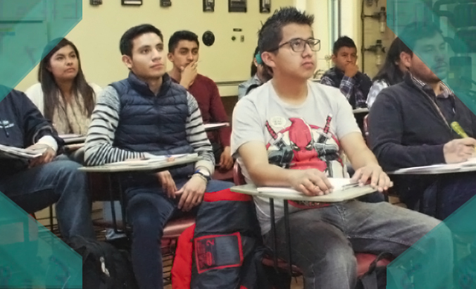 Alumnos sentados en salón de clases