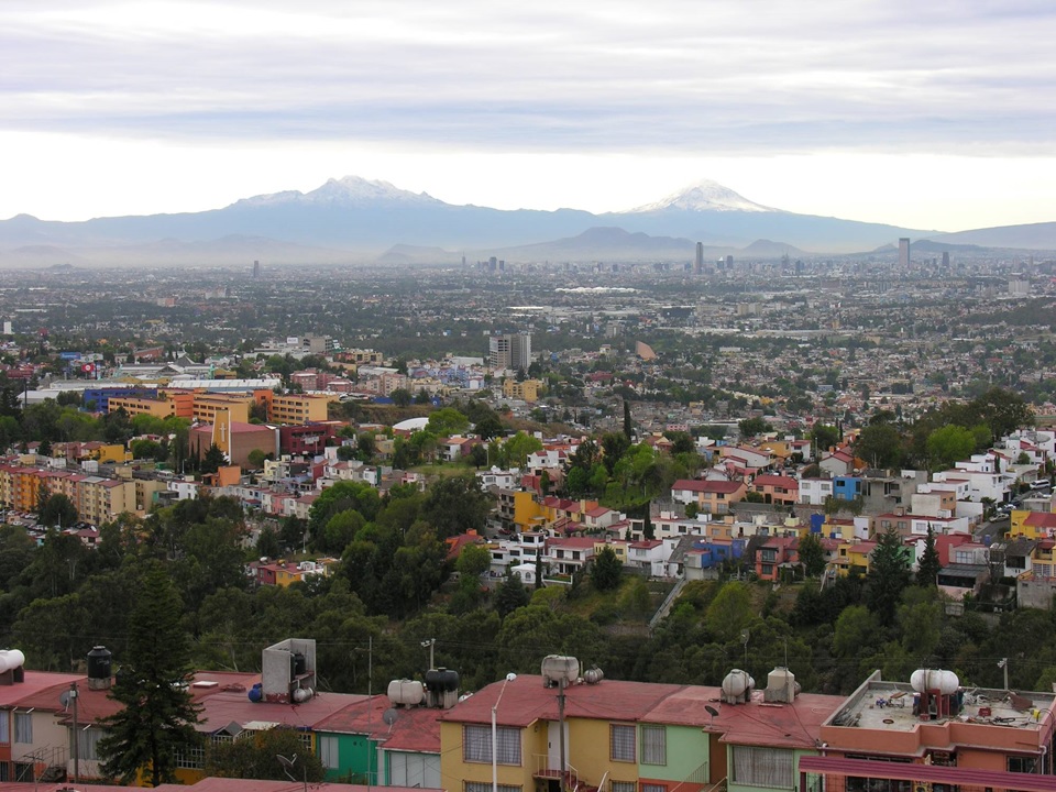 Vista panorámica Del Valle de México.
Al fondo de la fotografía se visualiza a los volcanes Iztaccíhuatl y Popocatépetl.