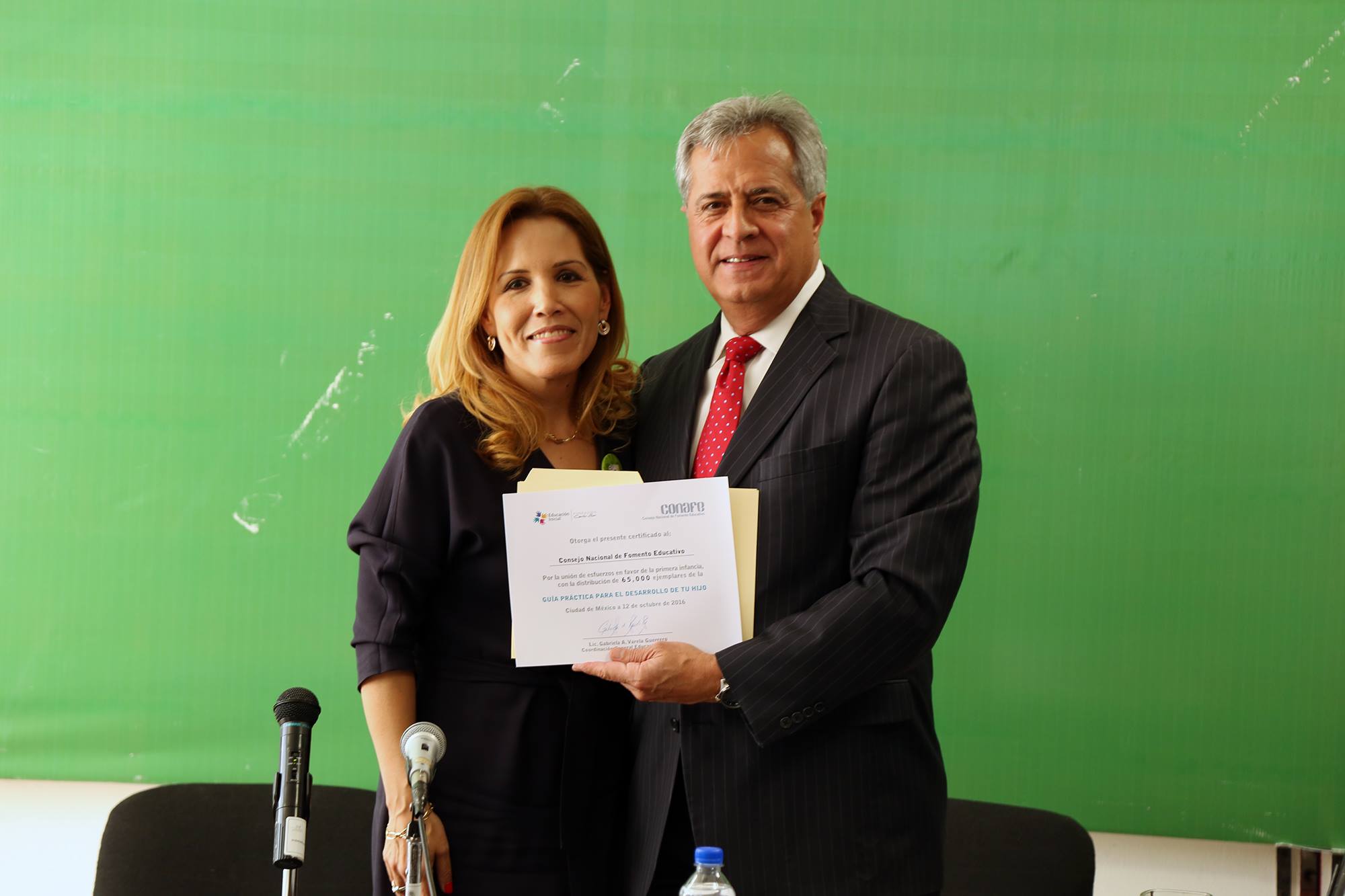 Entrega Fundación Carlos Slim "Guía práctica para el desarrollo de tu hijo" al Conafe