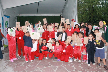 Niños de primaria y secundaria en los talleres de cultura ambiental del INECC en la FILIJ