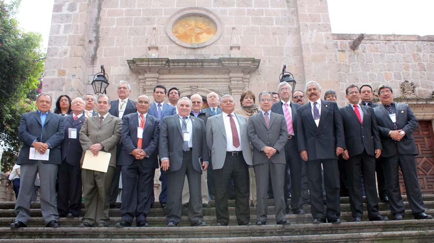 El Presidente del Consejo Mexicano de Arbitraje Médico y Comisionado Nacional de Arbitraje Médico, Dr. Onofre Muñoz Hernández en la foto panorámica acompañado de Comisionados Estatales durante la XXIX Sesión Ordinaria del CMAM.