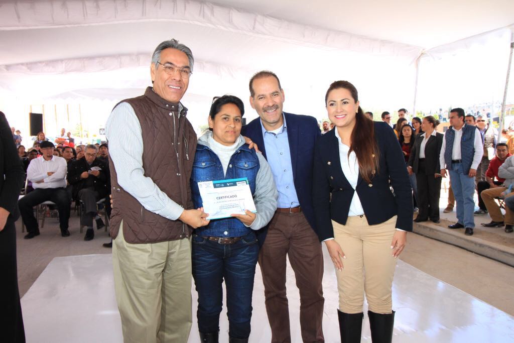 El subsecretario de Ordenamiento Territorial de SEDATU, Enrique González Tiburcio, realiza la entrega simbólica de vivienda, así como certificados de vivienda a beneficiarios.